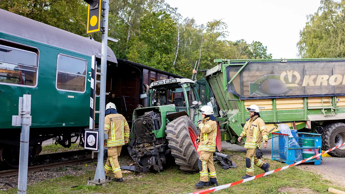 01.10.2023, Niedersachsen, Stadthagen: Ein Traktor steht nach einem Unfall im Landkreis Schaumburg neben einer Museumseisenbahn. Die Treckerfahrerin wurde dabei am Sonntag lebensgefährlich verletzt. Foto: Moritz Frankenberg/dpa - ACHTUNG: Kennzeichen vom Traktor und Logo wurden aus rechtlichen Gründen gepixelt. +++ dpa-Bildfunk +++