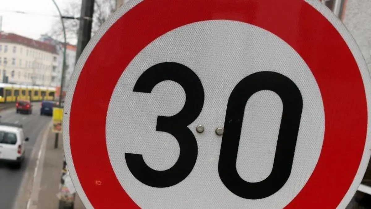 Tempo 30 sollte in Berlin nach Auffassung des VCD zur Regel werden. Foto: Jörg Carstensen/Archiv