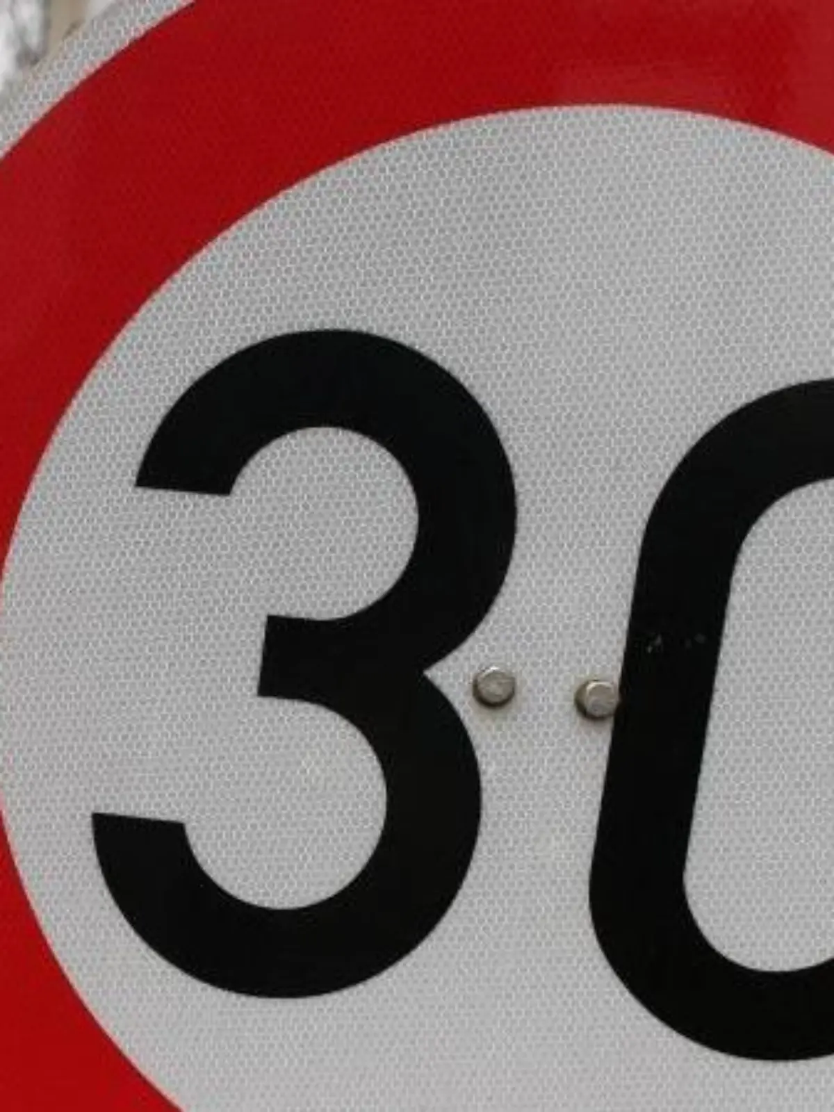 Tempo 30 sollte in Berlin nach Auffassung des VCD zur Regel werden. Foto: Jörg Carstensen/Archiv