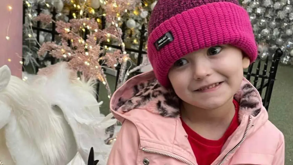 Story from Jam Press (Cancer Skydive)

Pictured: Raeyah.

Dad devastated as daughter’s ‘growing pains’ turn out to be cancer – sharing story to help other parents avoid the same fate.

A dad has opened up about how his daughter’s “growing pains” were actually a sign of her cancer returning – sharing his painful story to help other parents.

Tomorrow (30 September), Kevin Rice, 40, from Bristol is set to face one of his fears: skydiving.

The dad is taking on the adventure in memory of his child, Raeyah, who tragically died from a Wilm’s tumour (kidney cancer) relapse earlier this year when she was just four years old.

In a horrible twist of fate, the child, who was originally diagnosed in December 2021, was given the all-clear after treatment – but relapsed in January 2023.

Just two months later, she lost her battle with the aggressive disease.

When builder Kevin and his wife, Rebecca, 42, first lost Raeyah, they were inconsolable.

And although his heart remains broken, the dad-of-three credits his “daredevil” daughter with “taking his fear away” – as he does whatever he can to raise funds and awareness of her illness.

“I’m a builder by trade and when my first son, Mitchell, was born, I automatically had a fear of anything that was going to harm me – and take me away from him,” Kevin told Jam Press.

“So I wouldn’t go up ladders or do anything out of the ordinary and I stayed like that until Raeyah passed away.

“Now, I’m not scared about jumping from a plane.

“It’s a very weird way of looking at it but when Raeyah left, she took all of my fear with her.

“My little girl was crazy and engaging, I can only imagine what she’d be saying [about the skydive].

“She was a daredevil, she had fire.”

Kevin and Rebecca, who also have two sons (Mitchell, 13, and Mason, 10) also want to share the warning signs of cancer for other parents to look out for.

Alarm bells first began ringing on Boxing Day last year, wh