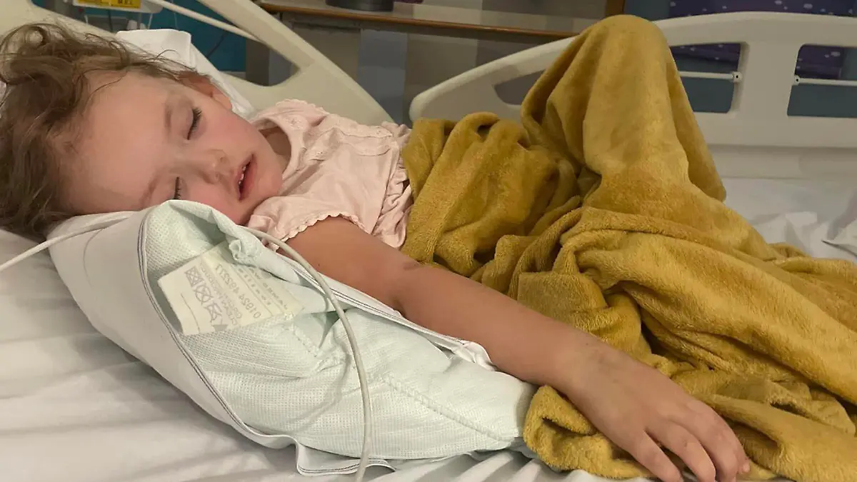 Story from Jam Press (Cancer Skydive)

Pictured: Raeyah in hospital.

Dad devastated as daughter’s ‘growing pains’ turn out to be cancer – sharing story to help other parents avoid the same fate.

A dad has opened up about how his daughter’s “growing pains” were actually a sign of her cancer returning – sharing his painful story to help other parents.

Tomorrow (30 September), Kevin Rice, 40, from Bristol is set to face one of his fears: skydiving.

The dad is taking on the adventure in memory of his child, Raeyah, who tragically died from a Wilm’s tumour (kidney cancer) relapse earlier this year when she was just four years old.

In a horrible twist of fate, the child, who was originally diagnosed in December 2021, was given the all-clear after treatment – but relapsed in January 2023.

Just two months later, she lost her battle with the aggressive disease.

When builder Kevin and his wife, Rebecca, 42, first lost Raeyah, they were inconsolable.

And although his heart remains broken, the dad-of-three credits his “daredevil” daughter with “taking his fear away” – as he does whatever he can to raise funds and awareness of her illness.

“I’m a builder by trade and when my first son, Mitchell, was born, I automatically had a fear of anything that was going to harm me – and take me away from him,” Kevin told Jam Press.

“So I wouldn’t go up ladders or do anything out of the ordinary and I stayed like that until Raeyah passed away.

“Now, I’m not scared about jumping from a plane.

“It’s a very weird way of looking at it but when Raeyah left, she took all of my fear with her.

“My little girl was crazy and engaging, I can only imagine what she’d be saying [about the skydive].

“She was a daredevil, she had fire.”

Kevin and Rebecca, who also have two sons (Mitchell, 13, and Mason, 10) also want to share the warning signs of cancer for other parents to look out for.

Alarm bells first began ringing on Boxing Day l