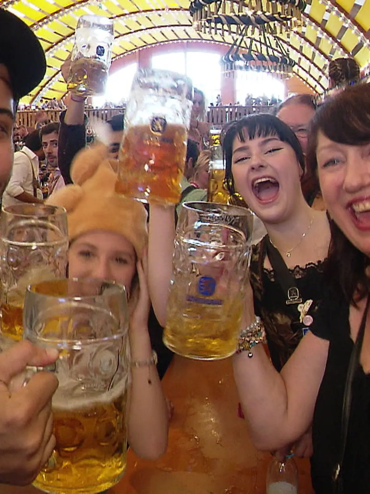 Im Video sehen Sie, für welchen Song die Oktoberfest-Besucher stimmen und ein Kapellmeister erklärt, was einen Wiesn-Hit ausmacht.