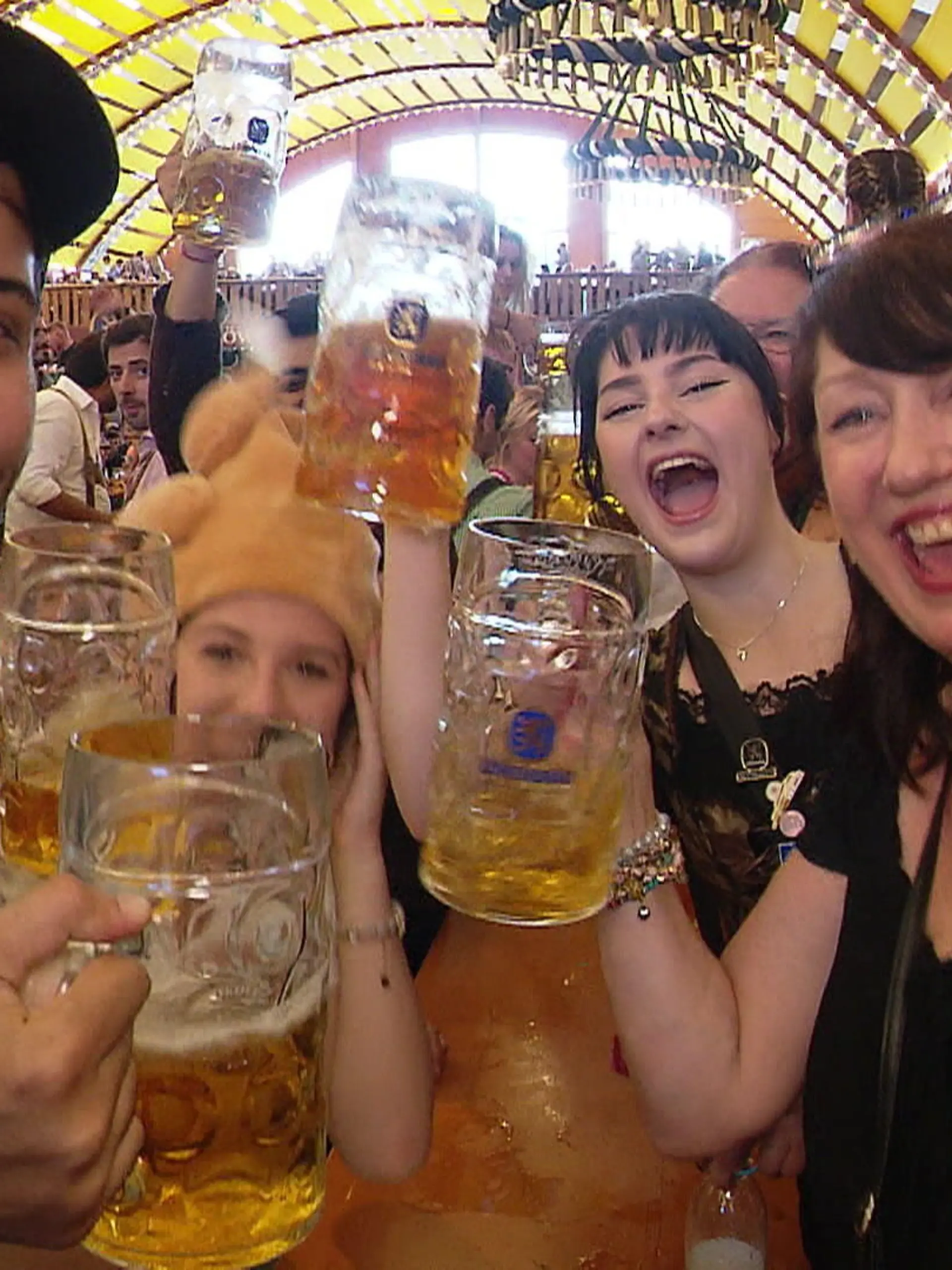 Im Video sehen Sie, für welchen Song die Oktoberfest-Besucher stimmen und ein Kapellmeister erklärt, was einen Wiesn-Hit ausmacht.