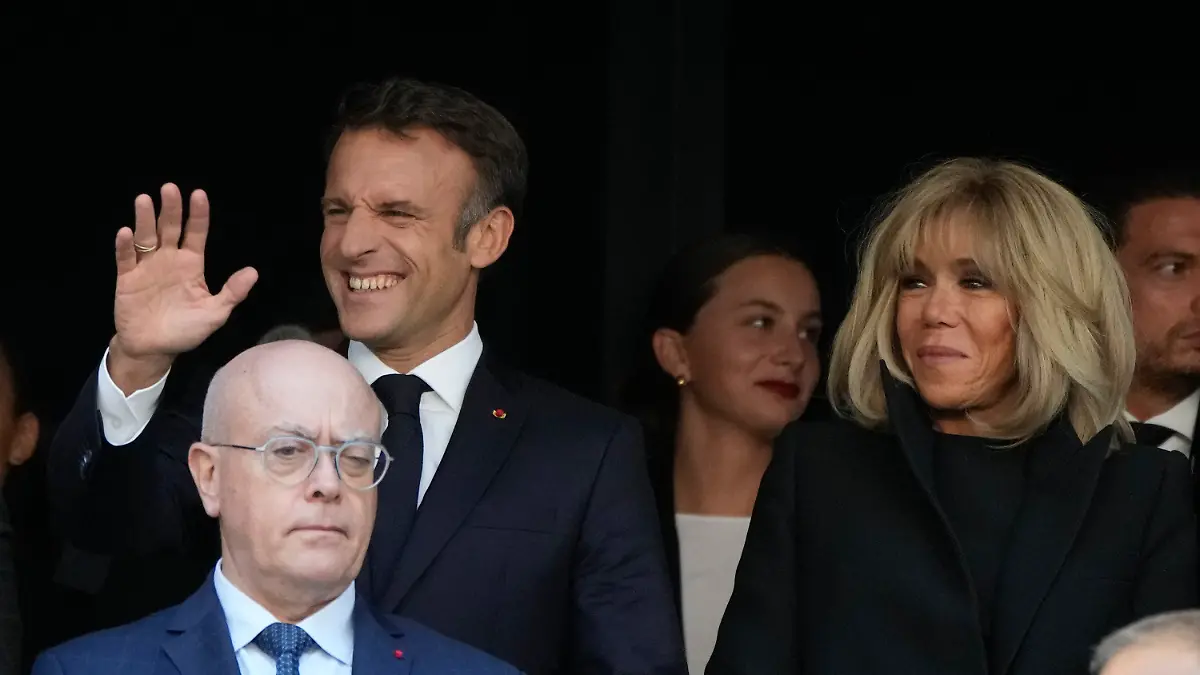23.09.2023, Frankreich, Marseille: Emmanuel Macron (hinten), Präsident von Frankreich, winkt neben seiner Ehefrau Brigitte Macron, bei einer von Papst Franziskus zelebrierten Messe im Velodrome-Stadion. Franziskus wird während seines zweitägigen Besuchs mit katholischen Bischöfen aus dem Mittelmeerraum Gespräche führen, bei denen es vor allem um die Migration gehen wird. Foto: Alessandra Tarantino/AP/dpa +++ dpa-Bildfunk +++