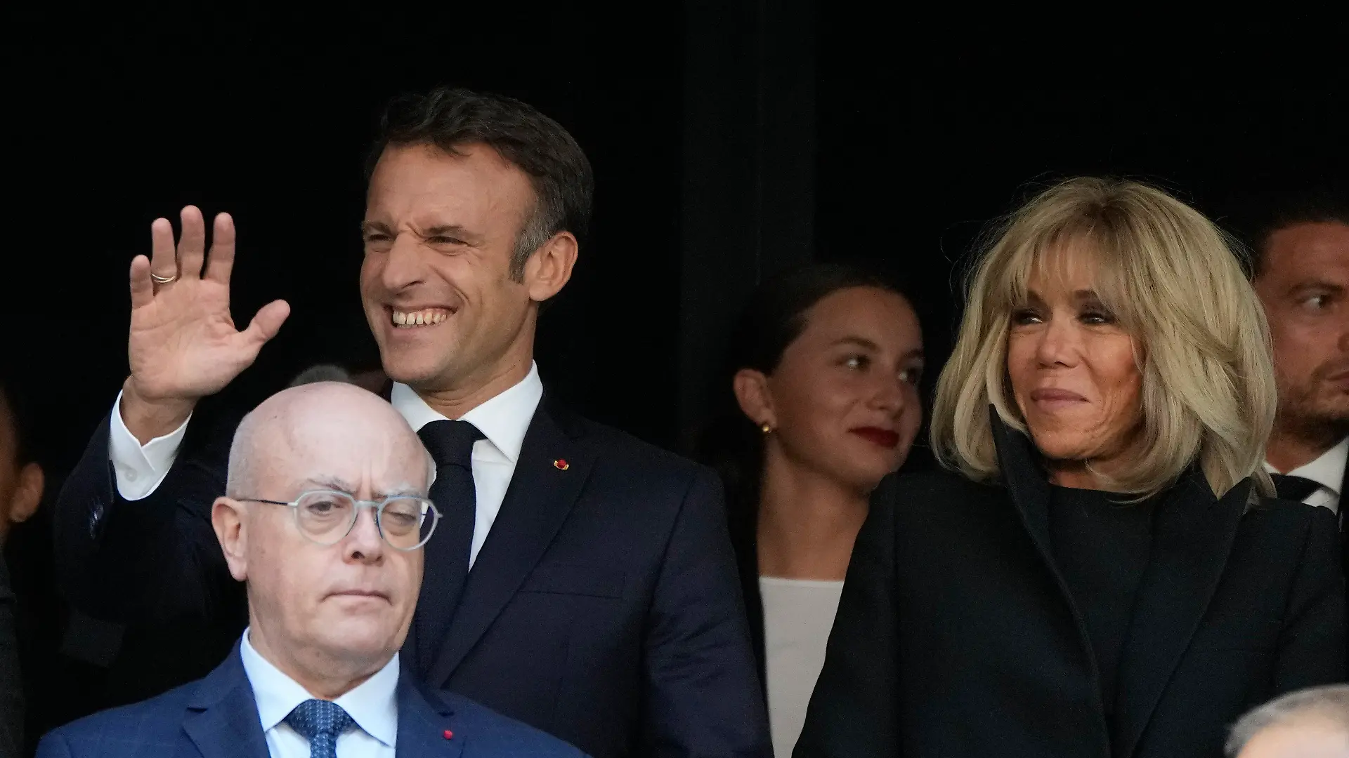 23.09.2023, Frankreich, Marseille: Emmanuel Macron (hinten), Präsident von Frankreich, winkt neben seiner Ehefrau Brigitte Macron, bei einer von Papst Franziskus zelebrierten Messe im Velodrome-Stadion. Franziskus wird während seines zweitägigen Besuchs mit katholischen Bischöfen aus dem Mittelmeerraum Gespräche führen, bei denen es vor allem um die Migration gehen wird. Foto: Alessandra Tarantino/AP/dpa +++ dpa-Bildfunk +++