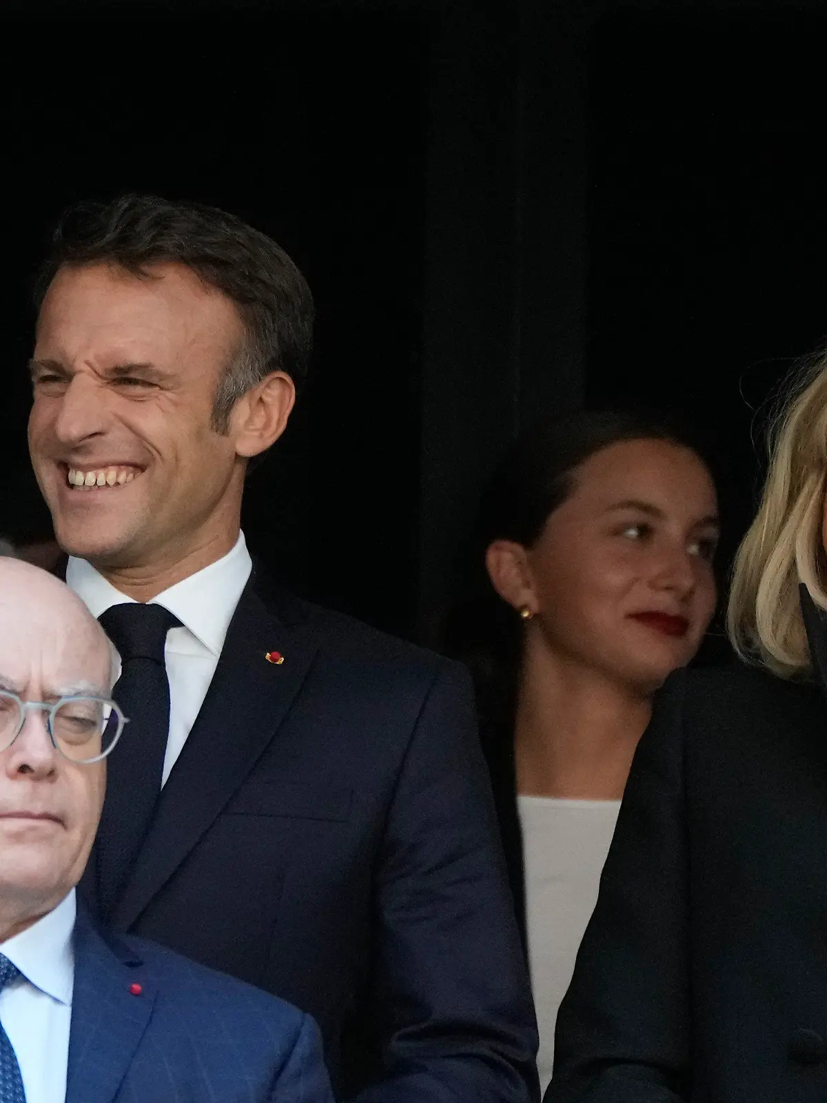 23.09.2023, Frankreich, Marseille: Emmanuel Macron (hinten), Präsident von Frankreich, winkt neben seiner Ehefrau Brigitte Macron, bei einer von Papst Franziskus zelebrierten Messe im Velodrome-Stadion. Franziskus wird während seines zweitägigen Besuchs mit katholischen Bischöfen aus dem Mittelmeerraum Gespräche führen, bei denen es vor allem um die Migration gehen wird. Foto: Alessandra Tarantino/AP/dpa +++ dpa-Bildfunk +++