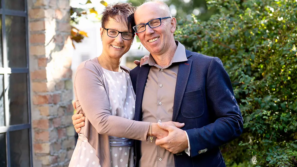 Viehwirt Theo (58) aus Nordrhein-Westfalen und seine Andrea (52, Landwirtschaftsmeisterin) sind weiterhin sehr glücklich. PM15112022

+++ Die Verwendung des sendungsbezogenen Materials ist nur mit dem Hinweis und Verlinkung auf RTL+ gestattet. +++