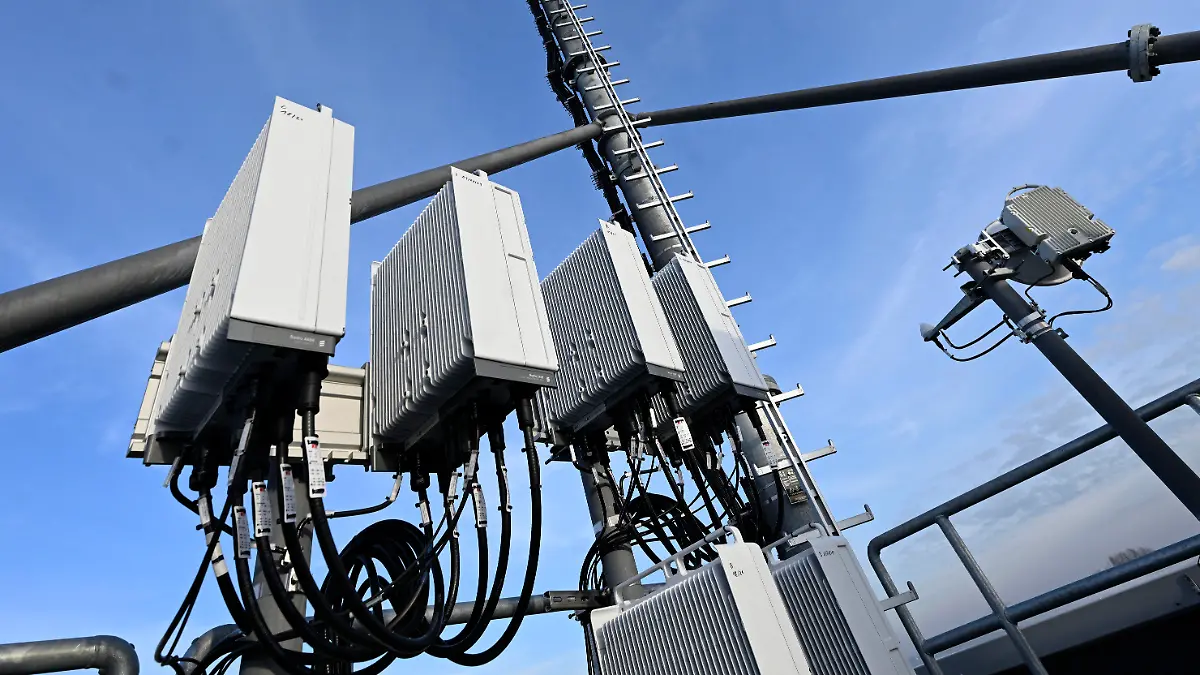 ARCHIV - 18.01.2023, Nordrhein-Westfalen, Düsseldorf: Ein 5G-Mobilfunkmast steht auf einem Hochhaus in Düsseldorf. Chinas Außenministerium hat einen möglichen Verzicht Deutschlands auf chinesische 5G-Technik kritisiert. (zu dpa «Peking kritisiert erwogenen Verzicht Deutschlands auf 5G-Technik») Foto: Roberto Pfeil/dpa +++ dpa-Bildfunk +++