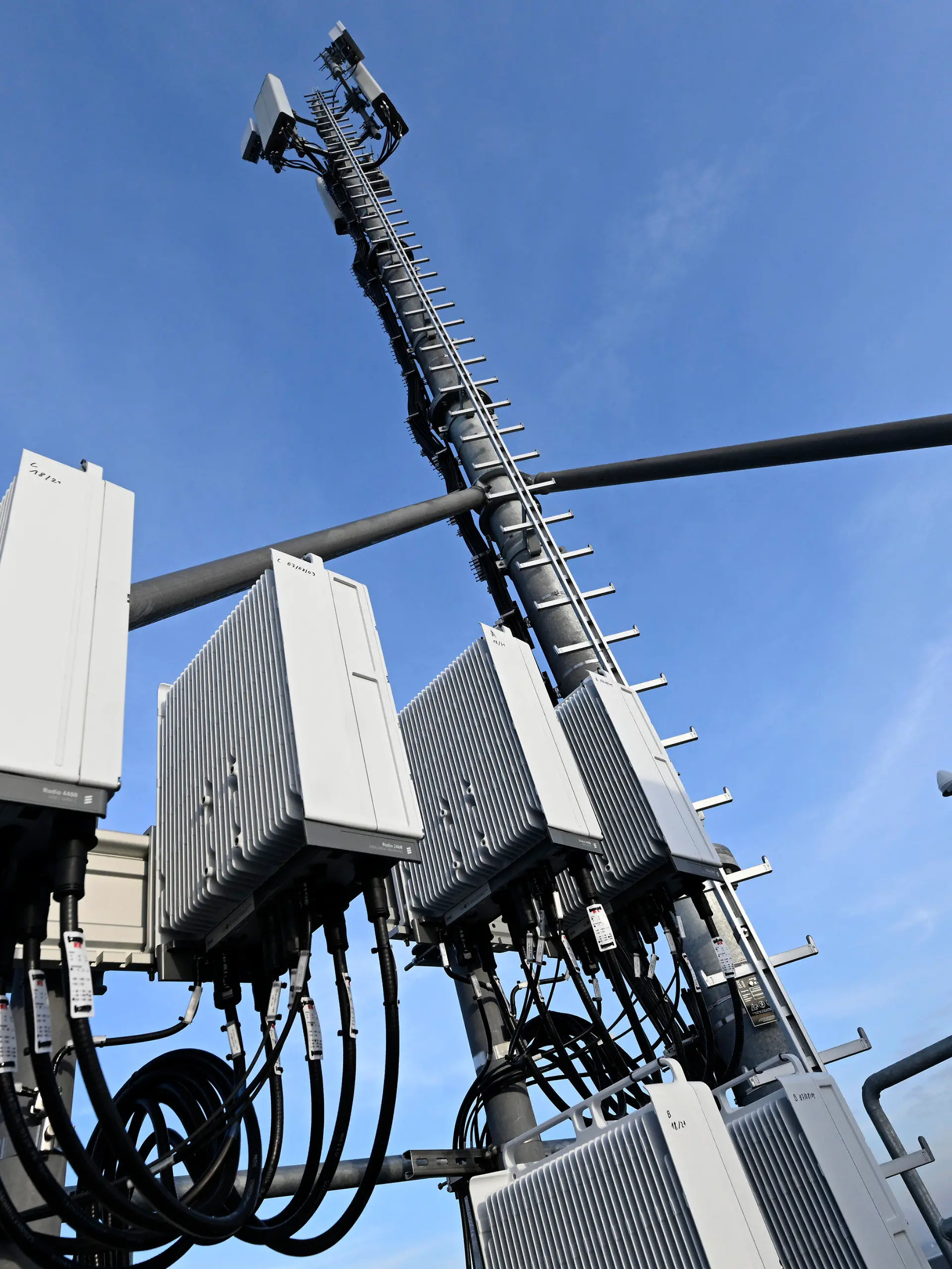 ARCHIV - 18.01.2023, Nordrhein-Westfalen, Düsseldorf: Ein 5G-Mobilfunkmast steht auf einem Hochhaus in Düsseldorf. Chinas Außenministerium hat einen möglichen Verzicht Deutschlands auf chinesische 5G-Technik kritisiert. (zu dpa «Peking kritisiert erwogenen Verzicht Deutschlands auf 5G-Technik») Foto: Roberto Pfeil/dpa +++ dpa-Bildfunk +++