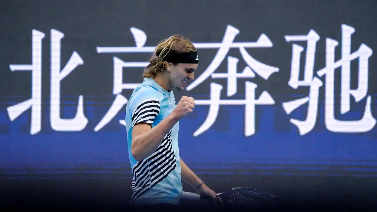02.10.2023, China, Peking: Tennis: ATP-Tour, Einzel, Herren, Viertelfinale, A. Zverev (Deutschland) - Jarry (Chile): Alexander Zverev aus Deutschland reagiert. Foto: Andy Wong/AP/dpa +++ dpa-Bildfunk +++