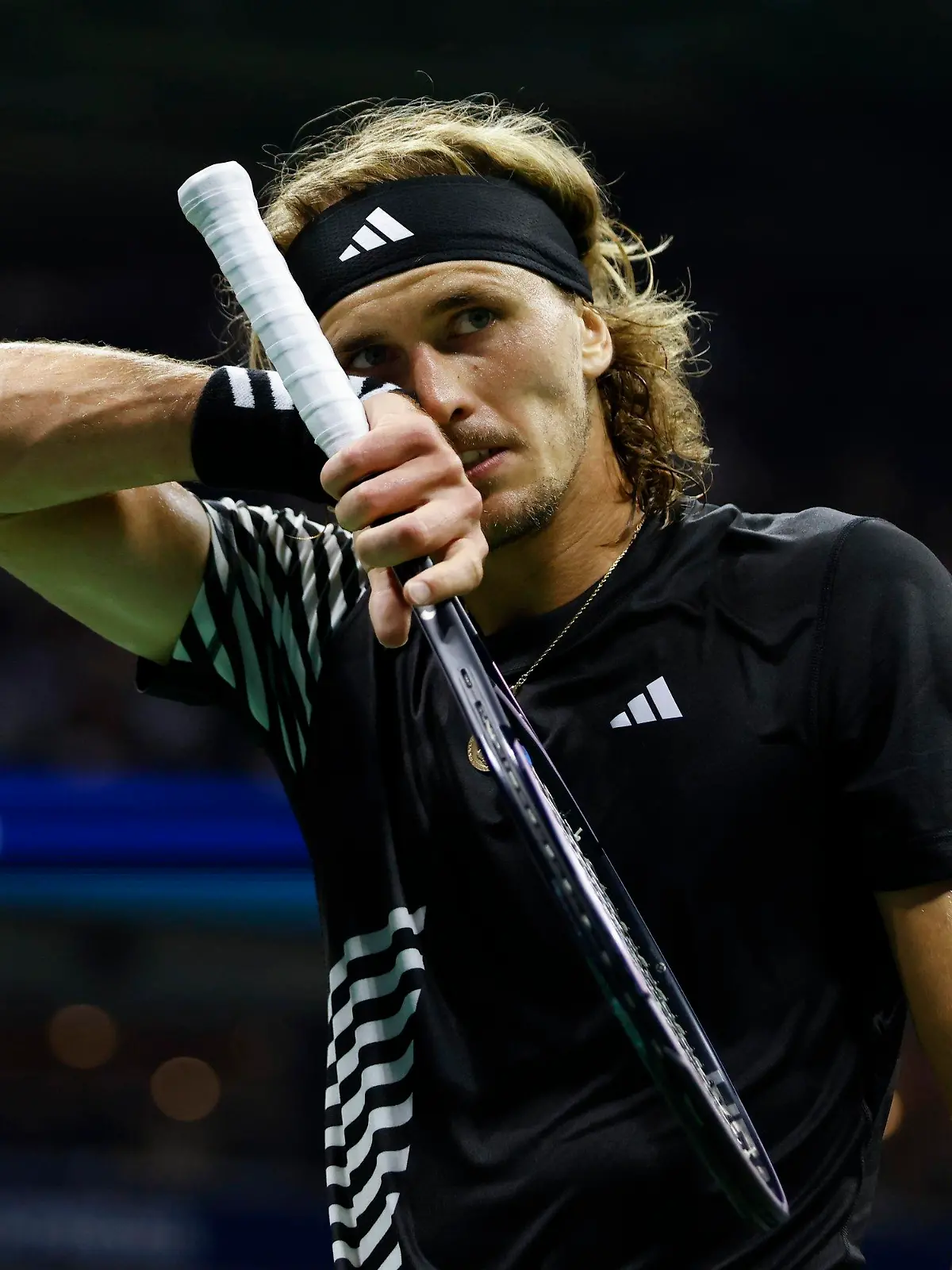 ARCHIV - 06.09.2023, USA, New York: Tennis: Grand Slam/ATP-Tour - US Open, Einzel, Herren, Viertelfinale, Alcaraz (Spanien) - Zverev (Deutschland): Alexander Zverev wischt sich das Gesicht ab. Für das Davis-Cup-Relegationsspiel in Bosnien-Herzegowina muss der deutsche Topstar verletzt absagen. (zu dpa: «Verletzter Zverev sagt für Davis-Cup-Relegation ab») Foto: Jason DeCrow/AP/dpa +++ dpa-Bildfunk +++