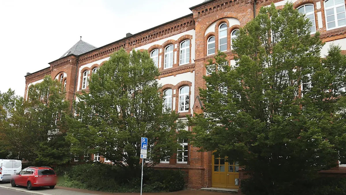 Das Magdeburger Norbertusgymnasium hat seinen Schulleiter suspendiert – weil er "Grenzen überschritten" haben soll. Er bestreitet das.