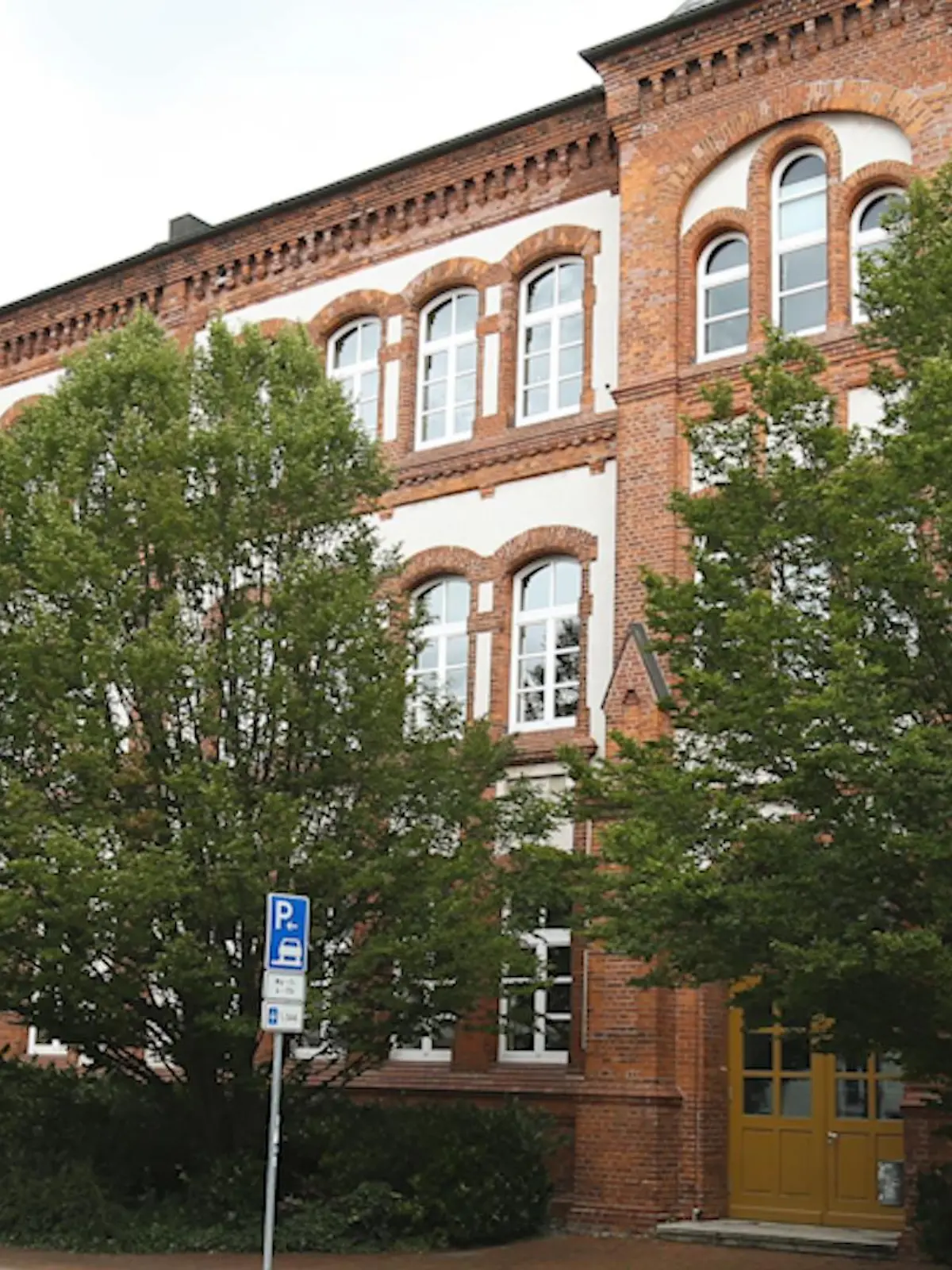 Das Magdeburger Norbertusgymnasium hat seinen Schulleiter suspendiert – weil er "Grenzen überschritten" haben soll. Er bestreitet das.