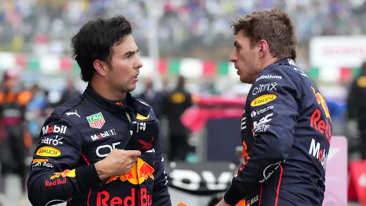 ARCHIV - 09.10.2022, Japan, Suzuka: Motorsport: Formel-1-Weltmeisterschaft, Grand Prix von Japan, Rennen: Max Verstappen (r) aus den Niederlanden vom Team Red-Bull und sein Teamkollege Sergio Perez aus Mexiko unterhalten sich nach dem Rennen. (zu dpa: «Formel-1-Zoff bei Red Bull: Verstappen verweigert Perez Hilfe») Foto: Eugene Hoshiko/AP/dpa +++ dpa-Bildfunk +++