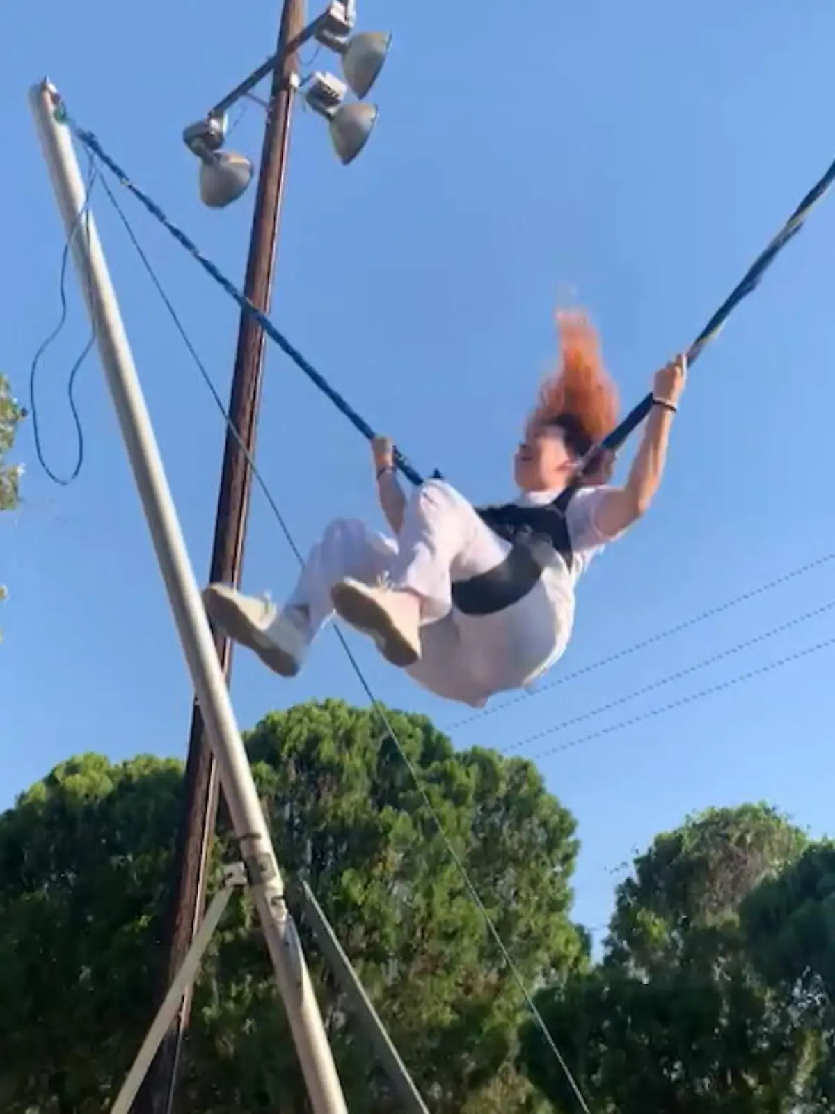 Natalie Garcia hatte einen wahren Schutzengel bei sich! Sie macht nur ein paar Sprünge und Saltos auf dem Trampolin, als sich plötzlich die Sicherung löst.
