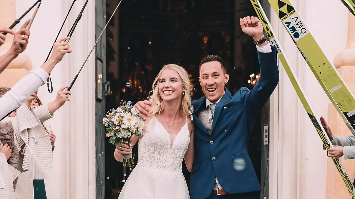 *** EXKLUSIV *** - top fees only - 23.09.2023, Salzburg, AUT, Hochzeit Victoria und Mario Seidl, im Bild der Österreichische Nordische Kombinierer Mario Seidl mit seiner Frau Victoria bei deren Hochzeit // Austrian Nordic Combined athlete Mario Seidl with his wife Victoria at their wedding in Salzburg, Austria o 2023/09/23 EXPA Pictures © 2023, PhotoCredit: EXPA/ Stefanie Oberhauser - 20230925_PD1176