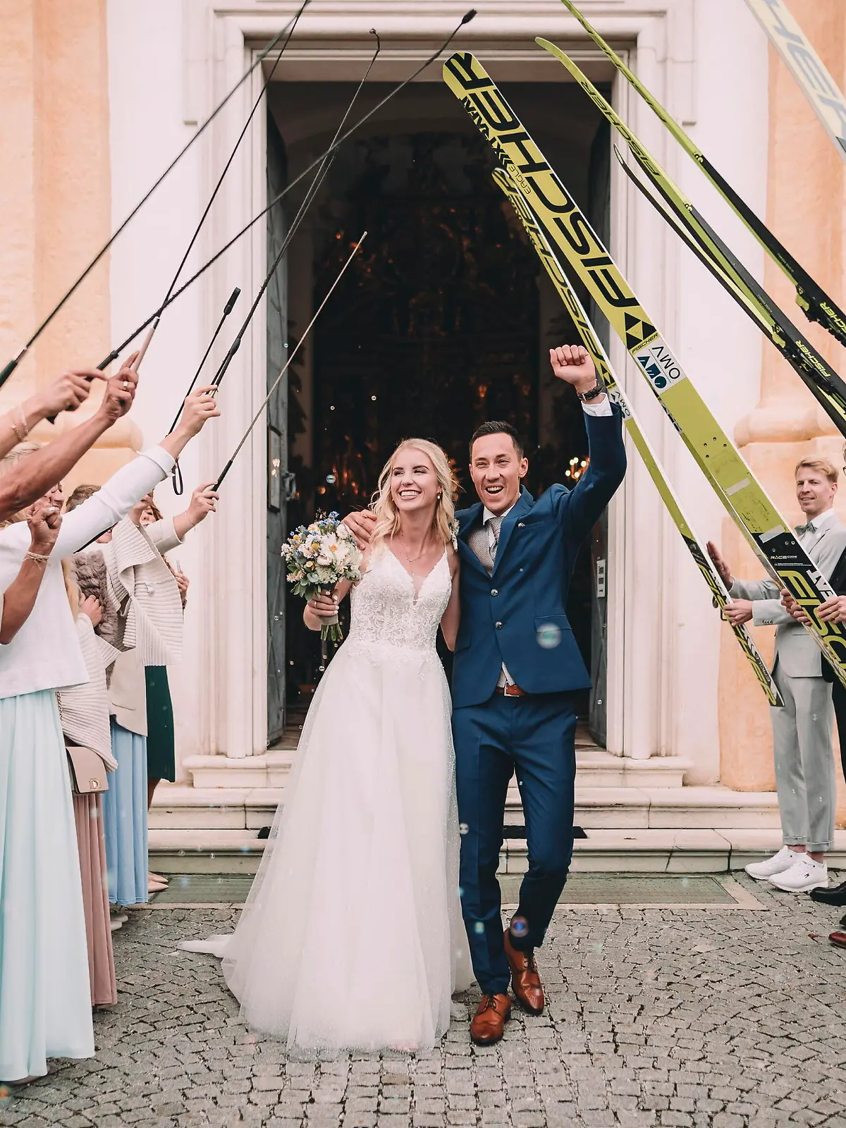 *** EXKLUSIV *** - top fees only - 23.09.2023, Salzburg, AUT, Hochzeit Victoria und Mario Seidl, im Bild der Österreichische Nordische Kombinierer Mario Seidl mit seiner Frau Victoria bei deren Hochzeit // Austrian Nordic Combined athlete Mario Seidl with his wife Victoria at their wedding in Salzburg, Austria o 2023/09/23 EXPA Pictures © 2023, PhotoCredit: EXPA/ Stefanie Oberhauser - 20230925_PD1176