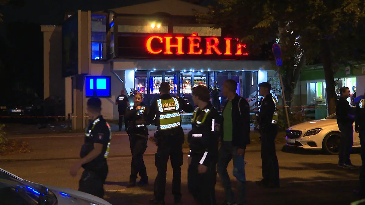 02.10.2023, Hamburg: Einsatzkräfte der Polizei halten sich an einem Tatort auf. Ein Mann ist in Hamburg nach Schüssen vor einer Shishabar gestorben. Der Sachverhalt sei «dubios», teilte die Polizei in der Nacht zum Montag mit. Weitere Angaben zur Tat oder deren Hintergründen gab es von den Beamten zunächst nicht. Es werde noch ermittelt. Foto: Steven Hutchings/dpa +++ dpa-Bildfunk +++