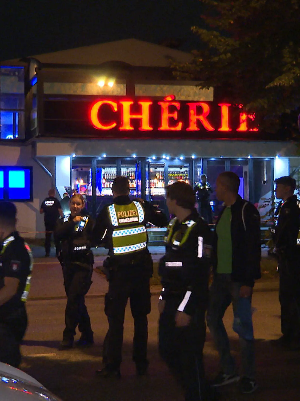 02.10.2023, Hamburg: Einsatzkräfte der Polizei halten sich an einem Tatort auf. Ein Mann ist in Hamburg nach Schüssen vor einer Shishabar gestorben. Der Sachverhalt sei «dubios», teilte die Polizei in der Nacht zum Montag mit. Weitere Angaben zur Tat oder deren Hintergründen gab es von den Beamten zunächst nicht. Es werde noch ermittelt. Foto: Steven Hutchings/dpa +++ dpa-Bildfunk +++