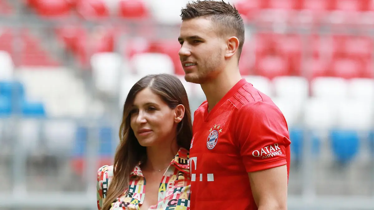 Lucas Hernßndez und seine Frau Amelia Ossa Llorente / Fussball / Vorstellung von Lucas Hernßndez / München Allianz Arena / 08.07.2019 / DFL AND DFB REGULATIONS PROHIBIT ANY USE OF PHOTOGRAPHS AS IMAGE SEQUENCES AND/OR QUASI-VIDEO. *** Lucas Hernßndez and his wife Amelia Ossa Llorente Football Presentation by Lucas Hernßndez Munich Allianz Arena 08 07 2019 DFL AND DFB REGULATIONS PROHIBIT ANY USE OF PHOTOGRAPHS AS IMAGE SEQUENCES AND OR QUASI VIDEO