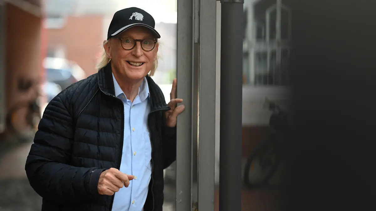 02.10.2023, Niedersachsen, Emden: Otto Waalkes kurz vor seinem Auftritt auf dem Weg zur Bühne. Vor 50 Jahren hat der ostfriesische Komiker Otto Waalkes die Komikfiguren Ottifanten geschaffen. Aus diesem Anlass feiert die Stadt Emden - auch ein kostenloses Konzert von Otto Waalkes ist geplant. Foto: Lars Penning/dpa +++ dpa-Bildfunk +++