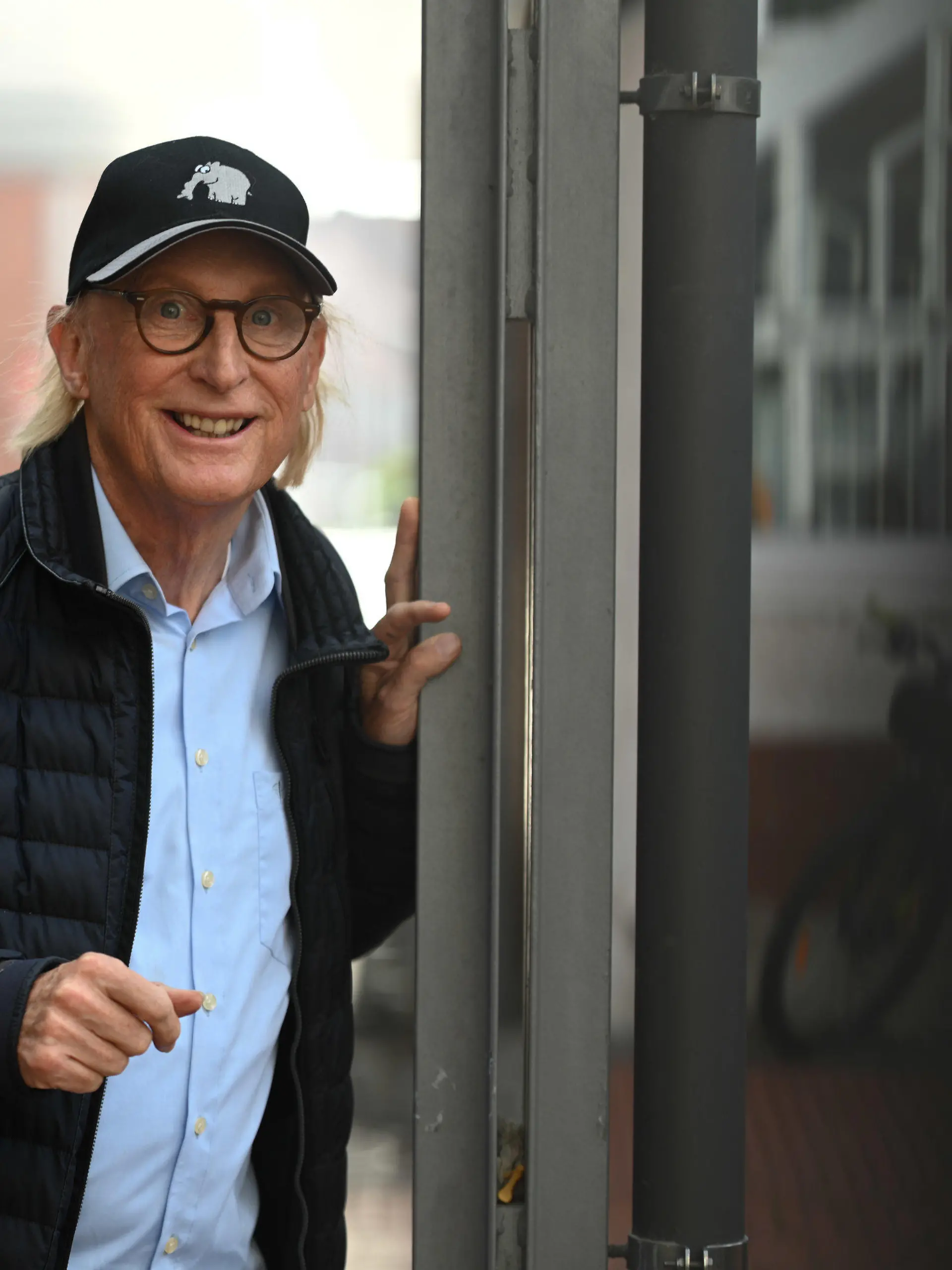 02.10.2023, Niedersachsen, Emden: Otto Waalkes kurz vor seinem Auftritt auf dem Weg zur Bühne. Vor 50 Jahren hat der ostfriesische Komiker Otto Waalkes die Komikfiguren Ottifanten geschaffen. Aus diesem Anlass feiert die Stadt Emden - auch ein kostenloses Konzert von Otto Waalkes ist geplant. Foto: Lars Penning/dpa +++ dpa-Bildfunk +++