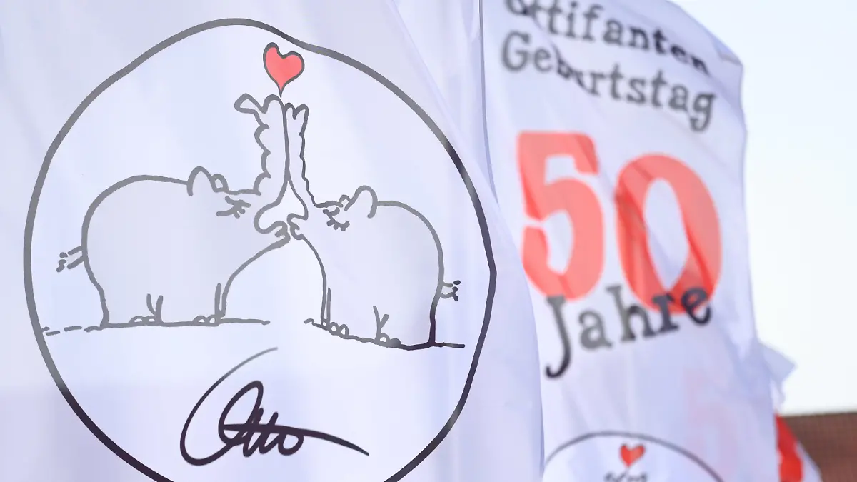 02.10.2023, Niedersachsen, Emden: Anlässlich des 50. Ottifanten-Geburtstags wehen Fahnen im Wind. Vor 50 Jahren hat der ostfriesische Komiker Otto Waalkes die Komikfiguren Ottifanten geschaffen. Aus diesem Anlass feiert die Stadt Emden - auch ein kostenloses Konzert von Otto Waalkes ist geplant. Foto: Lars Penning/dpa +++ dpa-Bildfunk +++