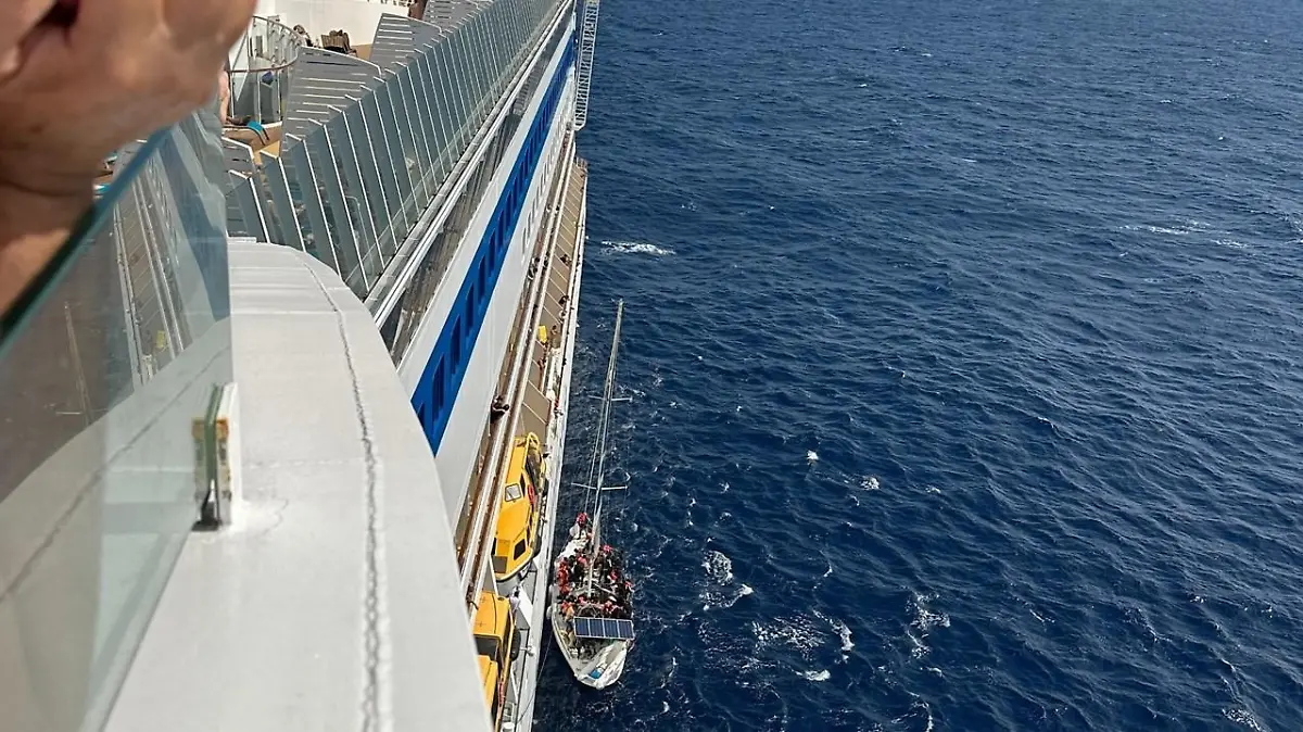 Passagiere der Aida Blu beobachten die Rettung der geflüchteten Menschen von ihrem Boot.