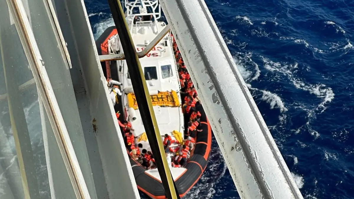 Ein Boot der italienischen Küstenwache hat die Geflüchteten schließlich aufgenommen und weggebracht.
