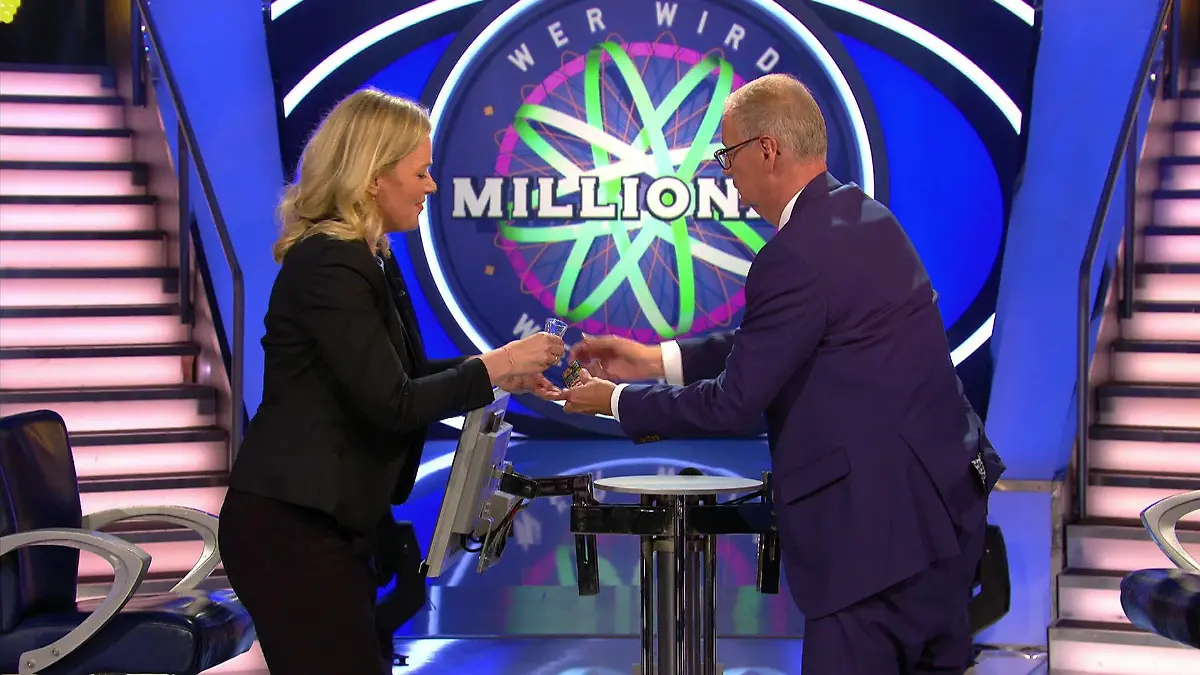 32 000 Euro und ein Schnapsglas - der Abend bei "Wer wird Millionär?" war ein voller Erfolg für Kandidatin Svea Jacobsen.