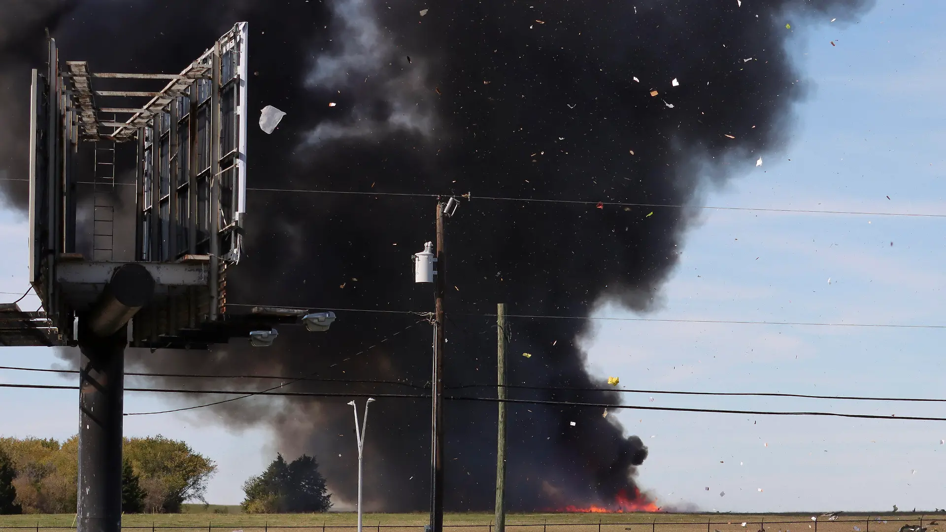 12.11.2022, USA, Dallas: Auf diesem von Nathaniel Ross Photography zur Verfügung gestellten Foto stürzt ein historisches Militärflugzeug nach einer Kollision mit einem anderen Flugzeug während einer Flugshow auf dem Dallas Executive Airport ab. Foto: Nathaniel Ross/Nathaniel Ross Photography/AP/dpa - ACHTUNG: Nur zur redaktionellen Verwendung innerhalb der nächsten 14 Tage zur aktuellen Berichterstattung und nur mit vollständiger Nennung des vorstehenden Credits +++ dpa-Bildfunk +++