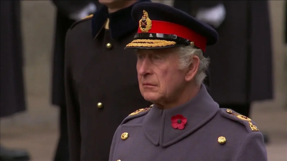 Hier kämpft König Charles III. mit den Tränen Emotionaler Remembrance Day