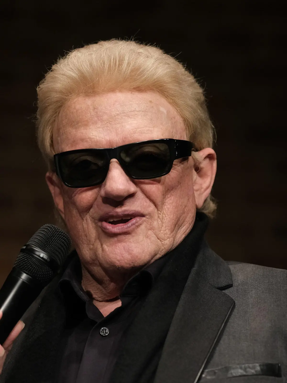 ARCHIV - 03.11.2022, Nordrhein-Westfalen, Dessau-Roßlau: Heino, Sänger und Entertainer, spricht bei einer Pressekonferenz in der Marienkirche. (zu dpa: "Heino verbucht Erfolg im Streit um Gagen - «Sehr erfreulich»") Foto: Sebastian Willnow/dpa +++ dpa-Bildfunk +++