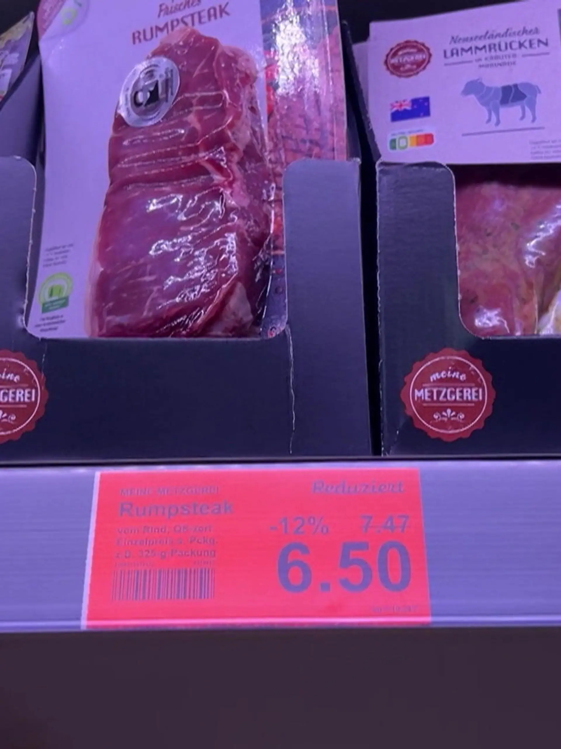 Einige Discounter und Supermärkte senken die Preise für Fleischartikel. Wir verraten, wo das Fleisch jetzt günstiger wird und bei welchen anderen Produkten Sie noch sparen können.