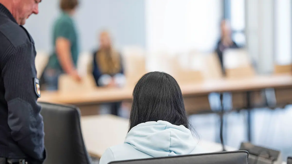 ARCHIV - 07.08.2023, Mecklenburg-Vorpommern, Rostock: Die 24-Jährige Angeklagte sitzt im Rostocker Landgericht auf der Anklagebank. Die Frau soll im September 2021 in Güstrow ihren einjährigen Sohn durch Unterlassen aus niedrigen Beweggründen getötet zu haben. (zu dpa: "Mordprozess nach Tod von Einjährigem - Mutter schildert Überforderung") Foto: Frank Hormann/dpa +++ dpa-Bildfunk +++