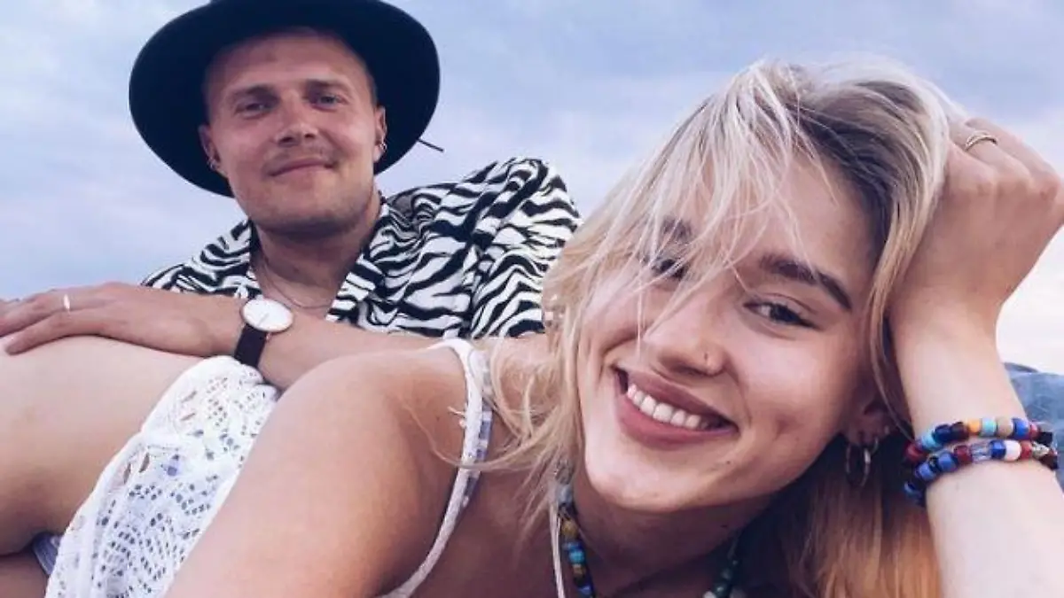 Mann und Frau liegen am Strand