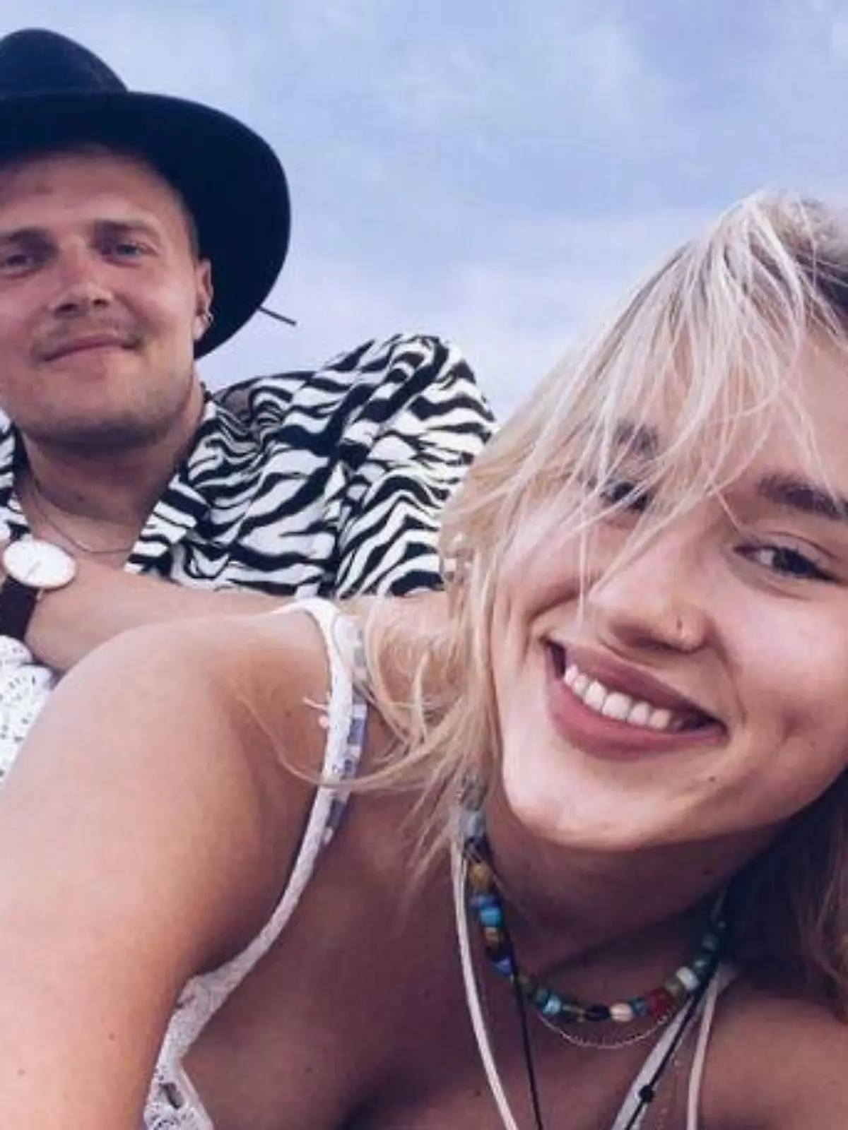 Mann und Frau liegen am Strand