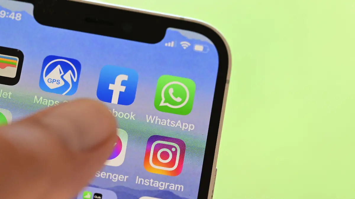 Auf einem Handy sind die Symbole von Facebook, WhatsApp und Instagram angezeigt. Foto: Bernd Weißbrod/dpa +++ dpa-Bildfunk +++