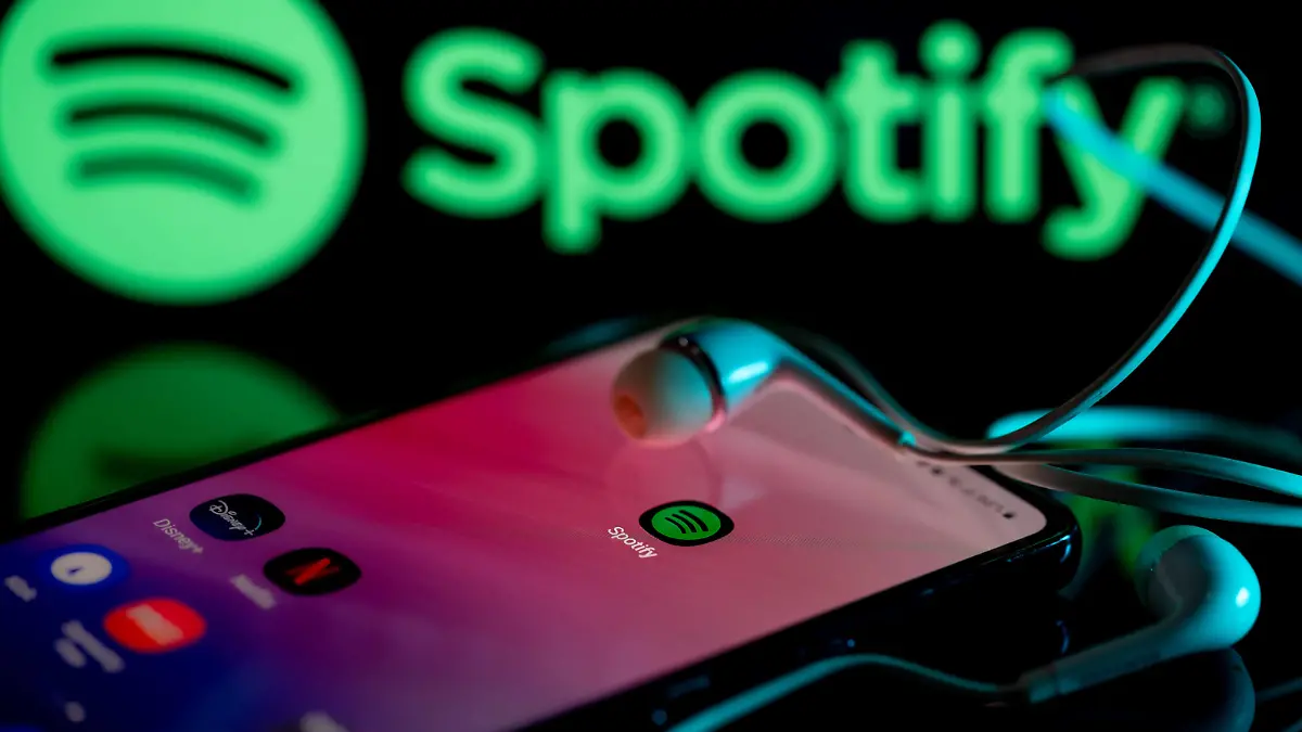 Photo Illustration Spotify Spotify logo displayed on a smart phone with Spotify seen on screen, in this photo illustration, on 15 August 2023 Brussels, Belgium. Photo Illustration by Jonathan Raa/NurPhoto Brussels Belgium PUBLICATIONxNOTxINxFRA Copyright: xJonathanxRaax originalFilename: raa-spotifyp230815_npXHy.jpg