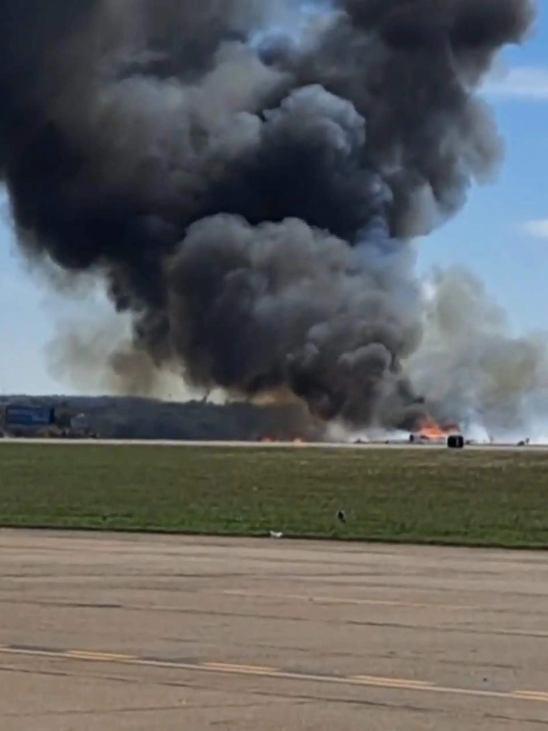 Bei einer Flugshow in Dallas im US-Bundesstaat Texas sind zwei Weltkriegsmaschinen in der Luft zusammengestoßen und abgestürzt. Die Maschinen schlugen weit weg von den Zuschauern auf und explodierten auf dem Rollfeld.