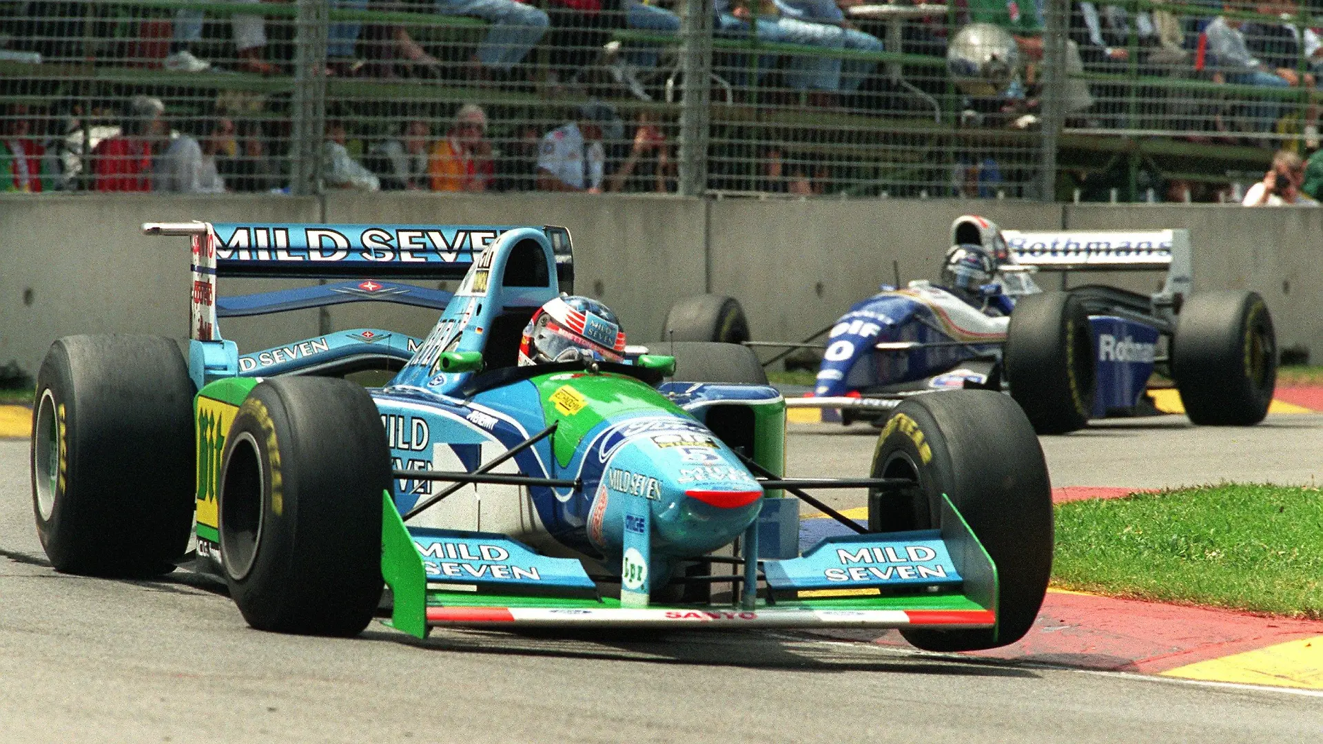 ARCHIV - Beim Saisonfinale der Formel 1 am 13.11.1994 im australischen Adelaide liefern sich die beiden Titelanwärter Michael Schumacher von Benetton-Ford (vorn) und Damon Hill von Williams-Renault vom Start weg einen erbitterten Kampf. Schumacher beendet nach der laufenden Saison seine Karriere. Das verkündete der 43-Jährige am Donnerstag in Suzuka. Foto: Harry Melchert dpa (zu dpa 0348 vom 04.10.2012) +++(c) dpa - Bildfunk+++