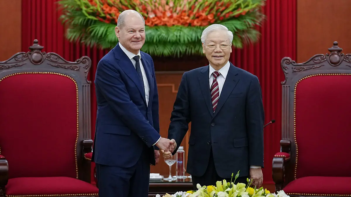 13.11.2022, Vietnam, Hanoi: Bundeskanzler Olaf Scholz (SPD) wird von Nguyen Phu Trong (r), Generalsekretär der Kommunistischen Partei, empfangen. Vietnam ist der erste Stop des Bundeskanzlers auf dem Weg zum G20-Gipfel. Foto: Kay Nietfeld/dpa +++ dpa-Bildfunk +++