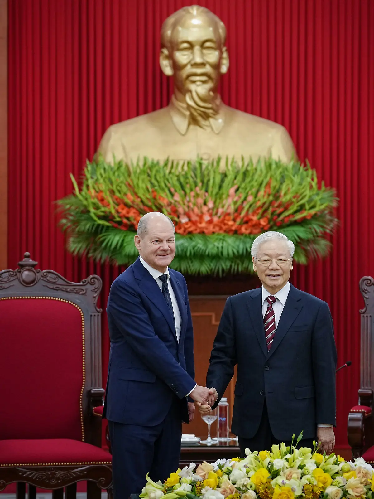 13.11.2022, Vietnam, Hanoi: Bundeskanzler Olaf Scholz (SPD) wird von Nguyen Phu Trong (r), Generalsekretär der Kommunistischen Partei, empfangen. Vietnam ist der erste Stop des Bundeskanzlers auf dem Weg zum G20-Gipfel. Foto: Kay Nietfeld/dpa +++ dpa-Bildfunk +++