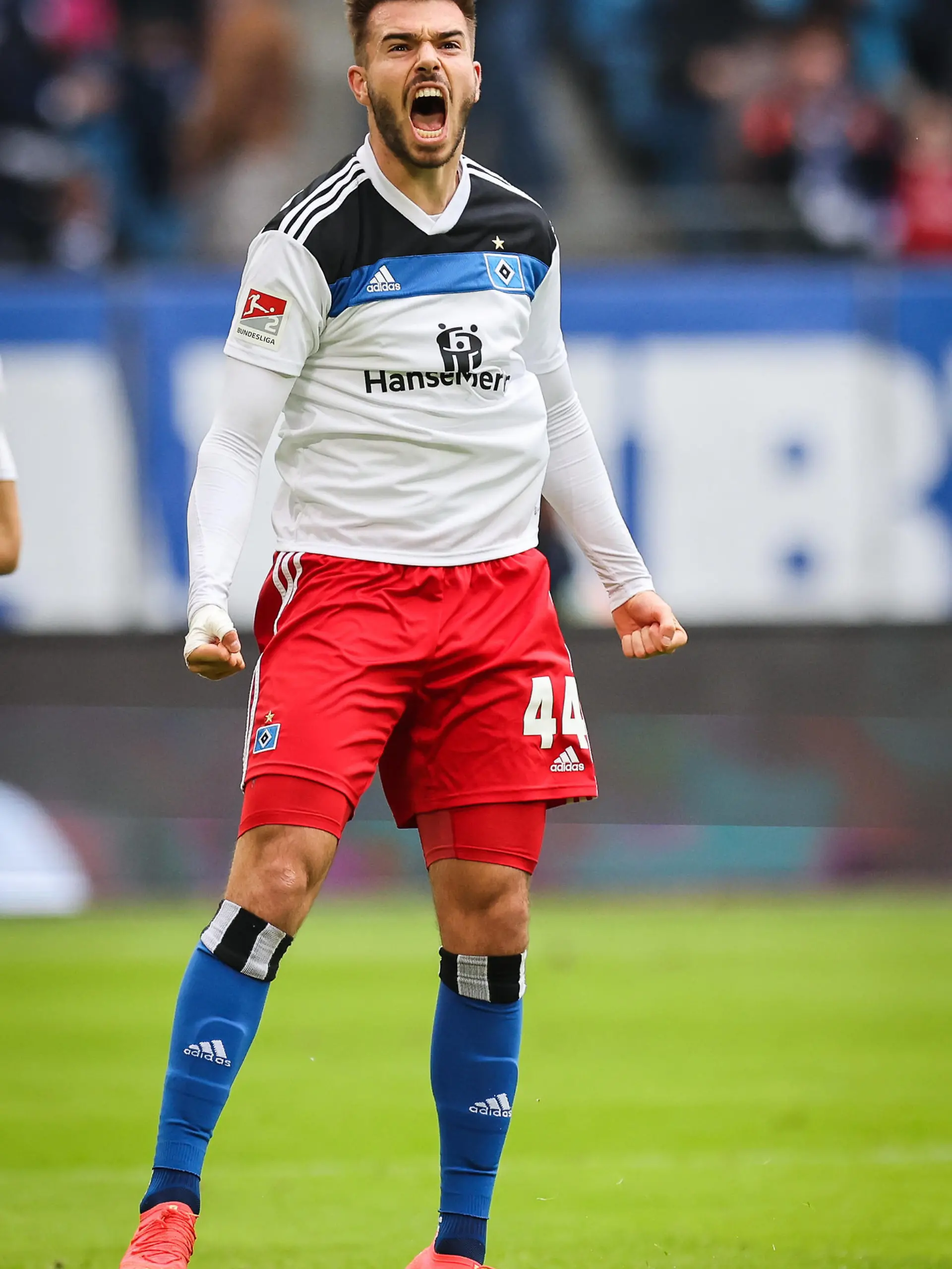 06.11.2022, Hamburg: Fußball: 2. Bundesliga, 15. Spieltag, Hamburger SV - Jahn Regensburg im Volksparkstadion. Hamburgs Mario Vuskovic feiert sein Tor zum 1:1. Foto: Christian Charisius/dpa - WICHTIGER HINWEIS: Gemäß den Vorgaben der DFL Deutsche Fußball Liga bzw. des DFB Deutscher Fußball-Bund ist es untersagt, in dem Stadion und/oder vom Spiel angefertigte Fotoaufnahmen in Form von Sequenzbildern und/oder videoähnlichen Fotostrecken zu verwerten bzw. verwerten zu lassen. +++ dpa-Bildfunk +++