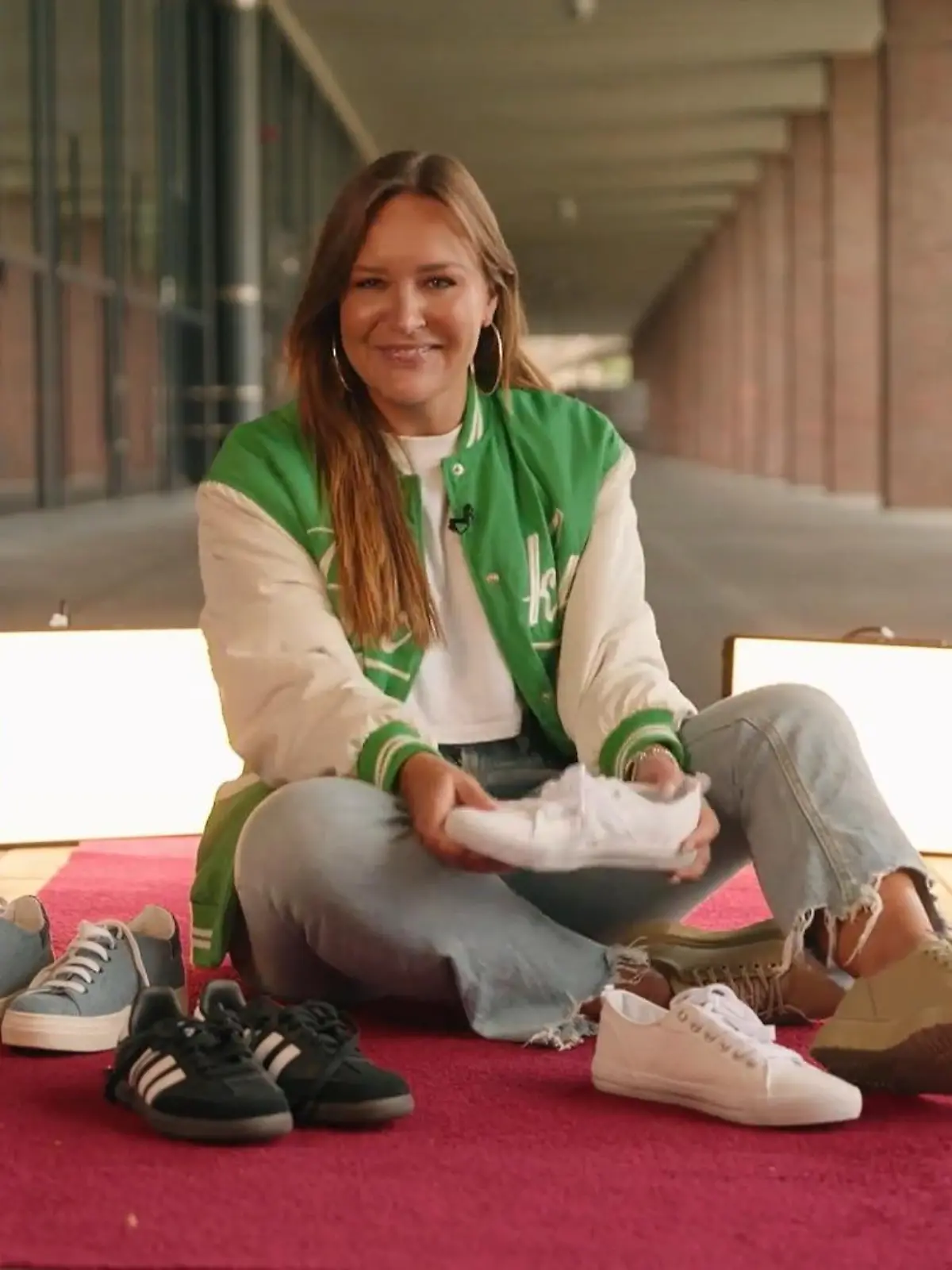Haben Sie auch noch keine Mom-Sneaker in Ihrem Schuhschrank? Dann wird es höchste Zeit! Der Grund: Die Sneaker sehen nicht nur super aus und sind total bequem, sie sind auch für rund 30 Euro zu haben. Also, worauf warten Sie noch? Die schönsten Modelle und was die Sneaker so besonders macht, zeigen wir Ihnen im Video.
