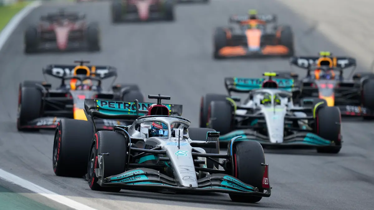13.11.2022, Brasilien, Sao Paulo: Motorsport: Formel-1-Weltmeisterschaft, Grand Prix von Brasilien, Rennen: George Russell (vorne) aus Großbritannien vom Team Mercedes steuert sein Auto auf der Rennstrecke. Foto: Marcelo Chello/AP/dpa +++ dpa-Bildfunk +++