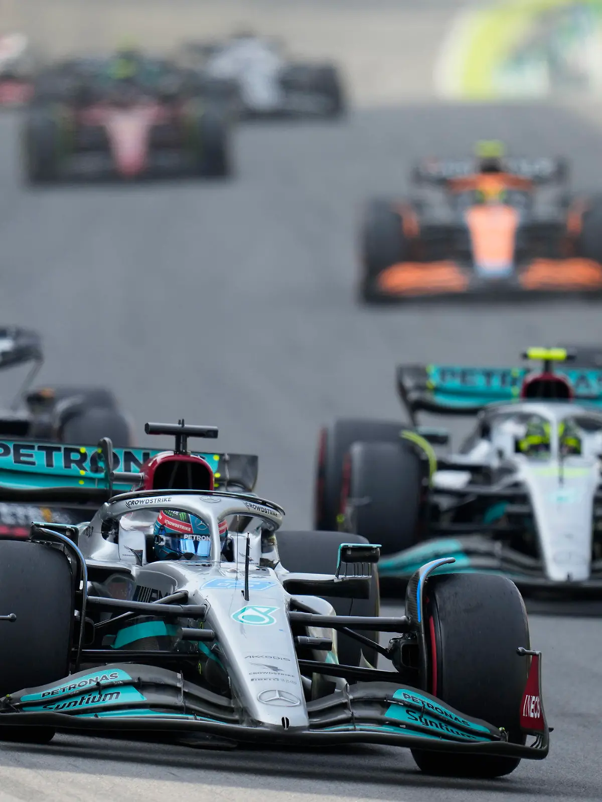 13.11.2022, Brasilien, Sao Paulo: Motorsport: Formel-1-Weltmeisterschaft, Grand Prix von Brasilien, Rennen: George Russell (vorne) aus Großbritannien vom Team Mercedes steuert sein Auto auf der Rennstrecke. Foto: Marcelo Chello/AP/dpa +++ dpa-Bildfunk +++