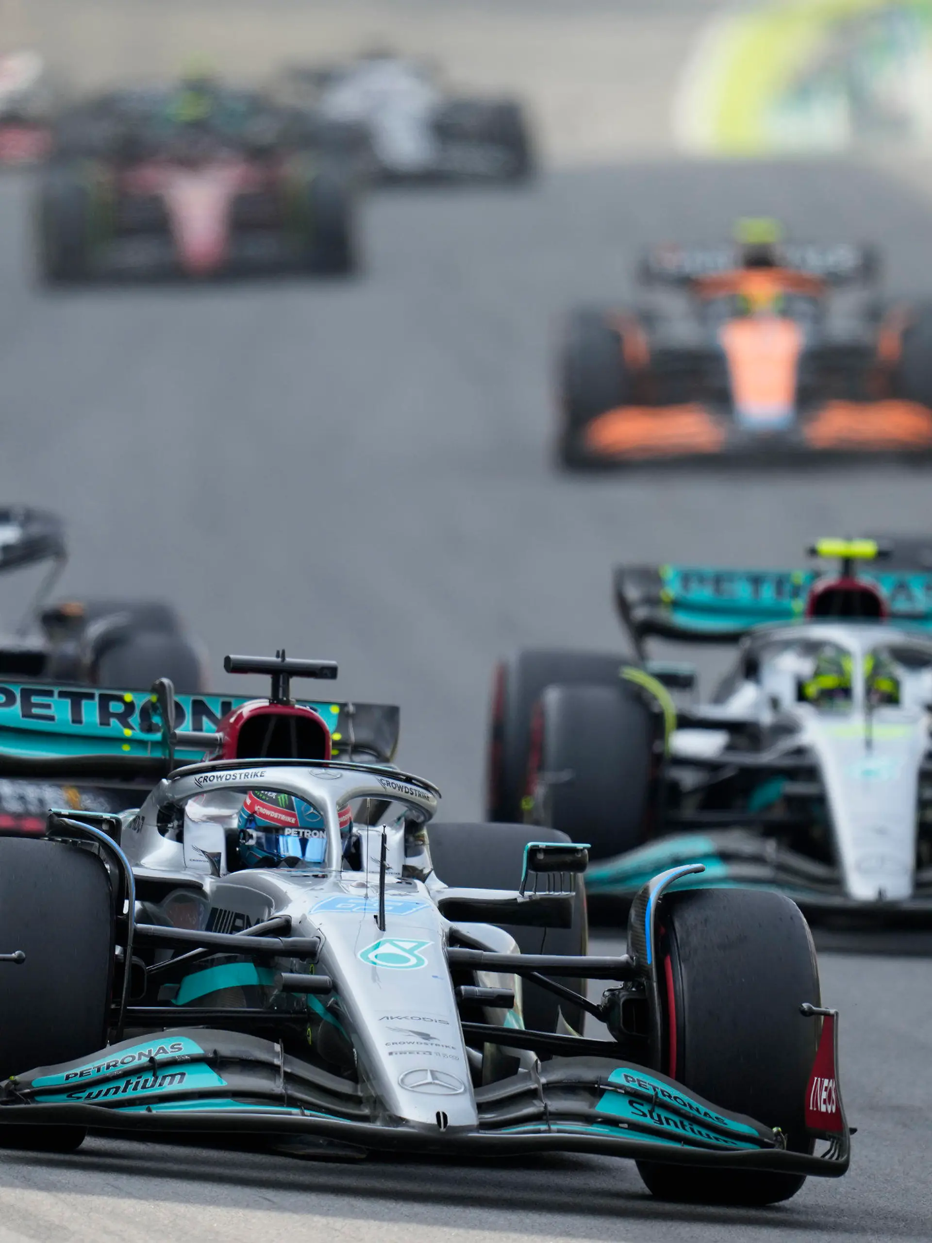 13.11.2022, Brasilien, Sao Paulo: Motorsport: Formel-1-Weltmeisterschaft, Grand Prix von Brasilien, Rennen: George Russell (vorne) aus Großbritannien vom Team Mercedes steuert sein Auto auf der Rennstrecke. Foto: Marcelo Chello/AP/dpa +++ dpa-Bildfunk +++