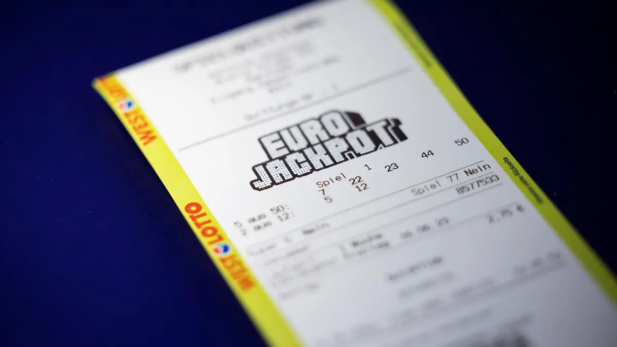 ARCHIV - 16.06.2023, Nordrhein-Westfalen, Köln: Eine Spielquittung für ein Eurojackpot-Los liegt in einer Lotto-Annahmestelle. Die Ziehung der Zahlen findet am 04.08.2023 statt. Im Topf liegen 113 Millionen Euro. Foto: Thomas Banneyer/dpa +++ dpa-Bildfunk +++