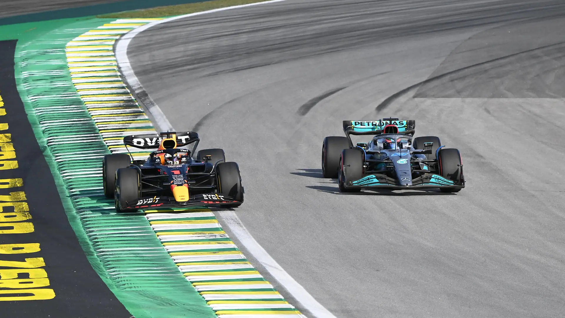 Formula 1 2022: Sao Paulo GP AUToDROMO JOS CARLOS PACE, BRAZIL - NOVEMBER 12: Max Verstappen, Red Bull Racing RB18, battles with George Russell, Mercedes W13 during the Sao Paulo GP at Autodromo Jos Carlos Pace on Saturday November 12, 2022 in Sao Paulo, Brazil. Photo by Mark Sutton / Sutton Images Images PUBLICATIONxINxGERxSUIxAUTxHUNxONLY GP2221_164729DSC_7218
